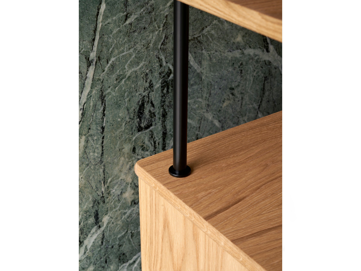 Carl Hansen BM0253 Shelving System 2 | Oak Oil, Black Frame Detail