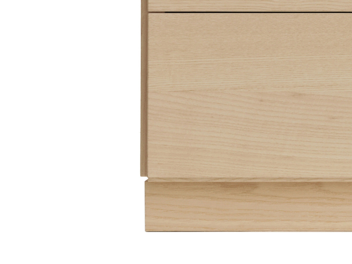 String Relief Chest of drawers low, plinth base