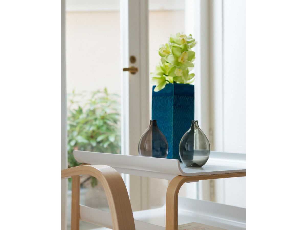 Artek 915 Side Table lifestyle with vase