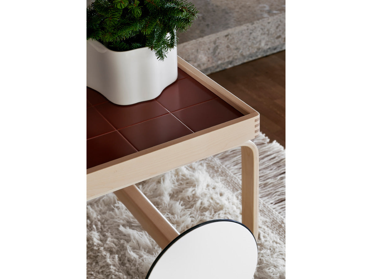 Artek 900 Tea Trolley - Lifestyle Close Up