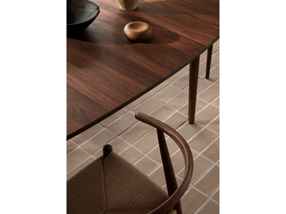 Carl Hansen CH339 Dining Table | lifestyle - details view and Wishbone Chairs in Walnut Oil