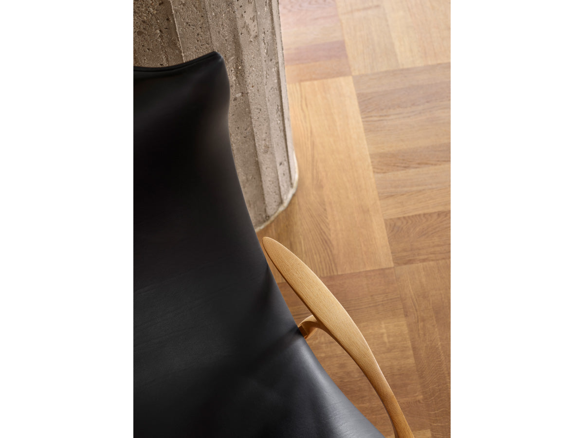 Carl Hansen FH429 Signature Chair | Oak Oil | SIF Leather | Lifestyle - Arm Detail
