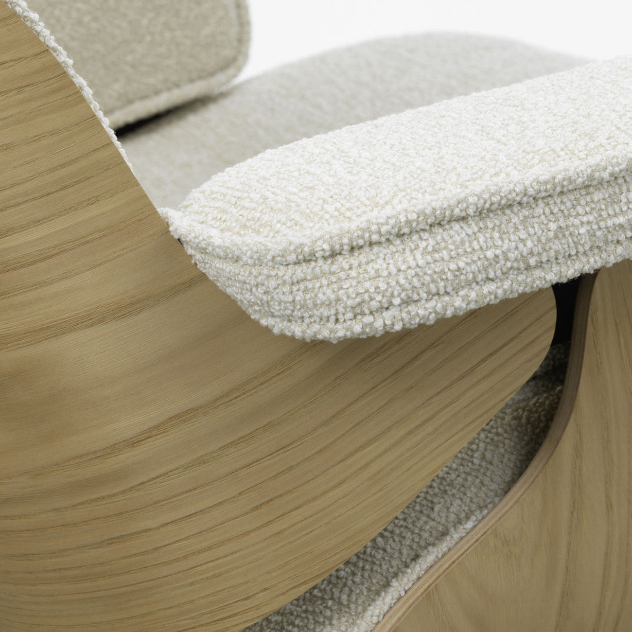 eames lounge chair close up chestnut/natural