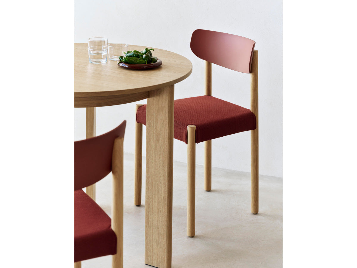Hay Chisel 20 Round Table - Hull red Pack Chair 10