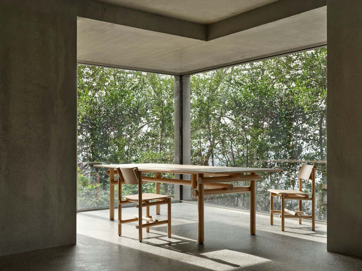 Knoll Muecke Wood Collection - Arm Chair - Oak White with Muecke Dining Table