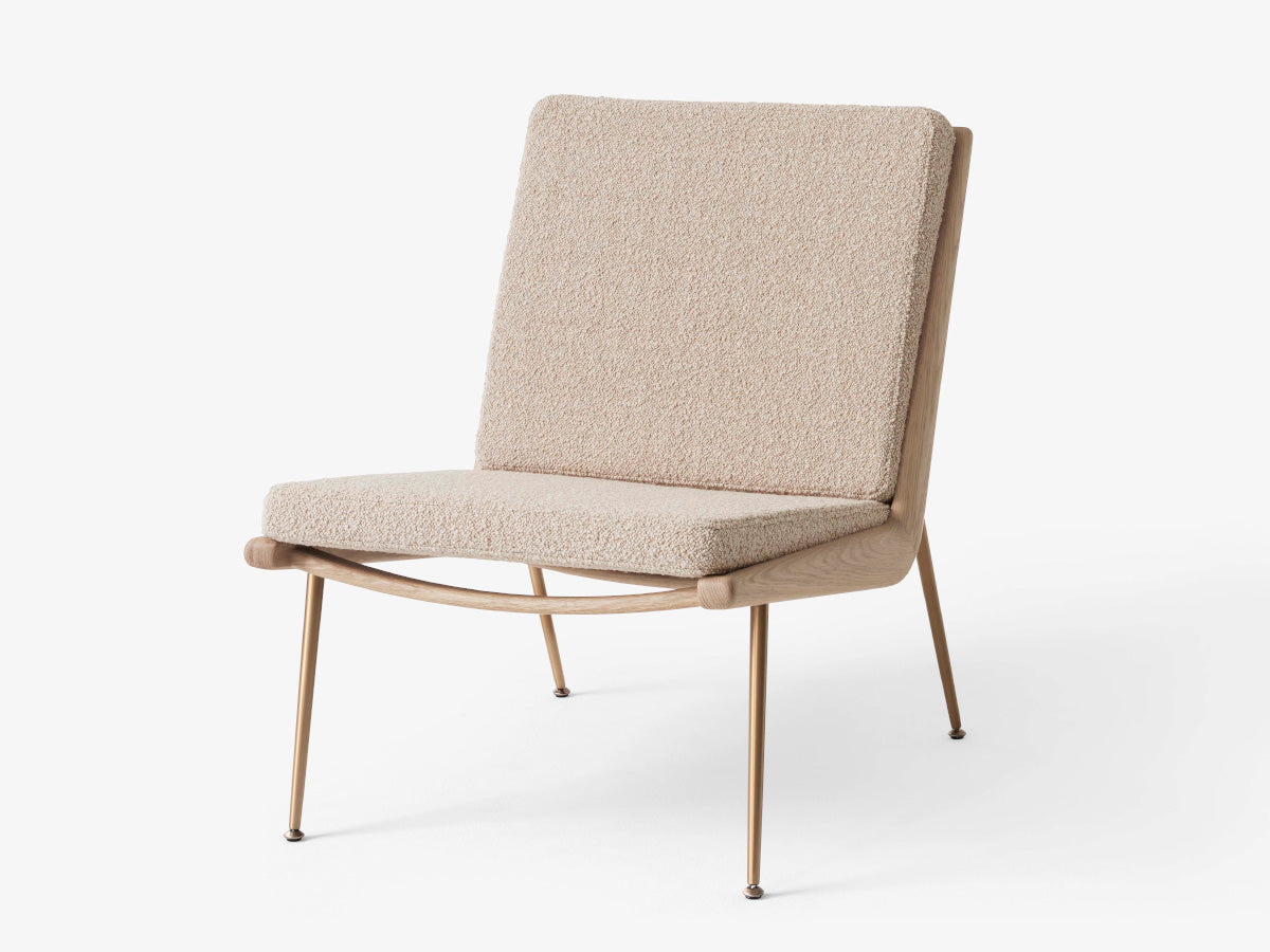 &Tradition Boomerang Lounge Chair Oak HM1 | Karakorum 003 Fabric | Brass Legs