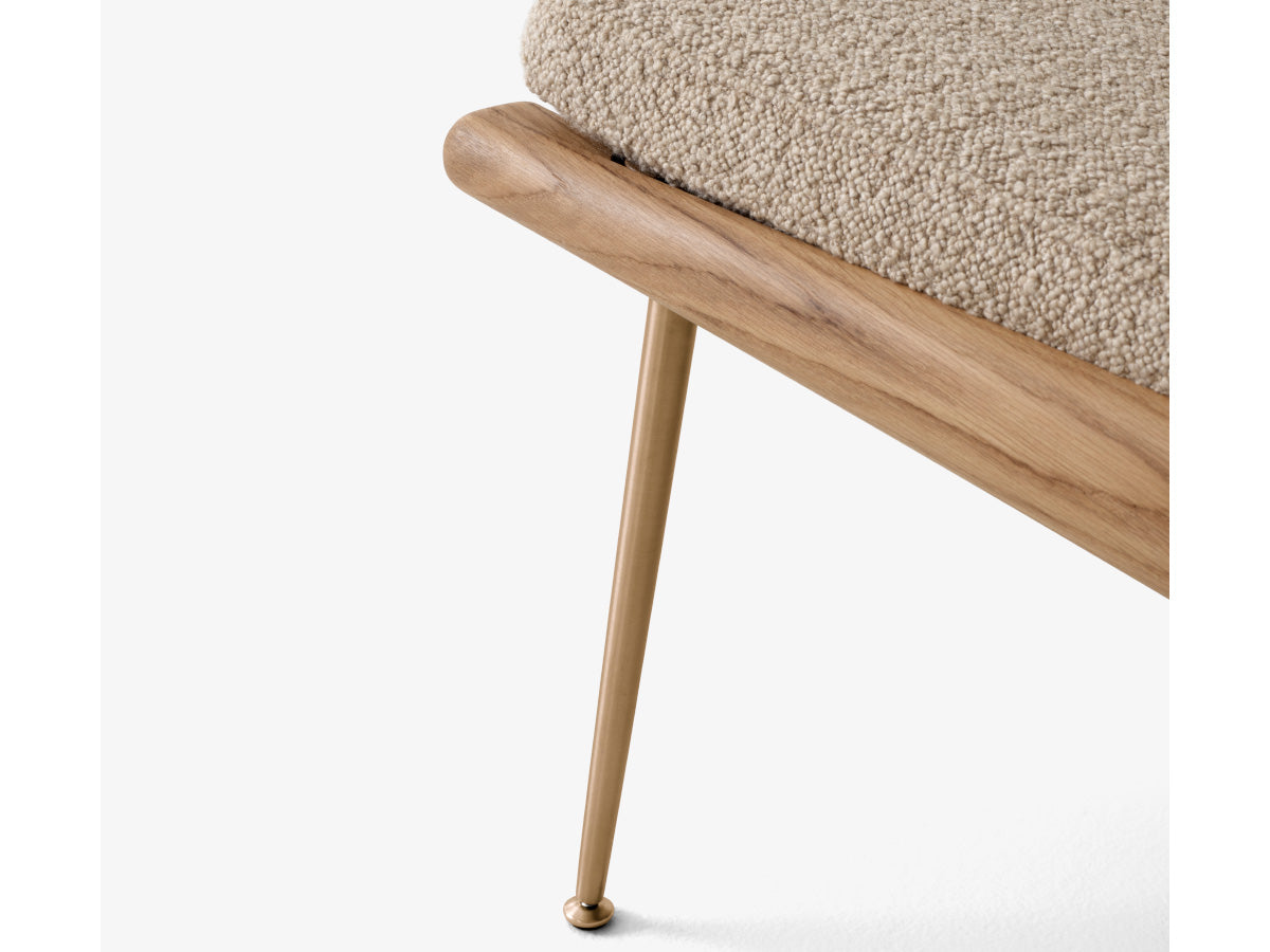 &Tradition Boomerang Lounge Chair Oak HM1 | Karakorum 003 Fabric | Brass Legs | Detail
