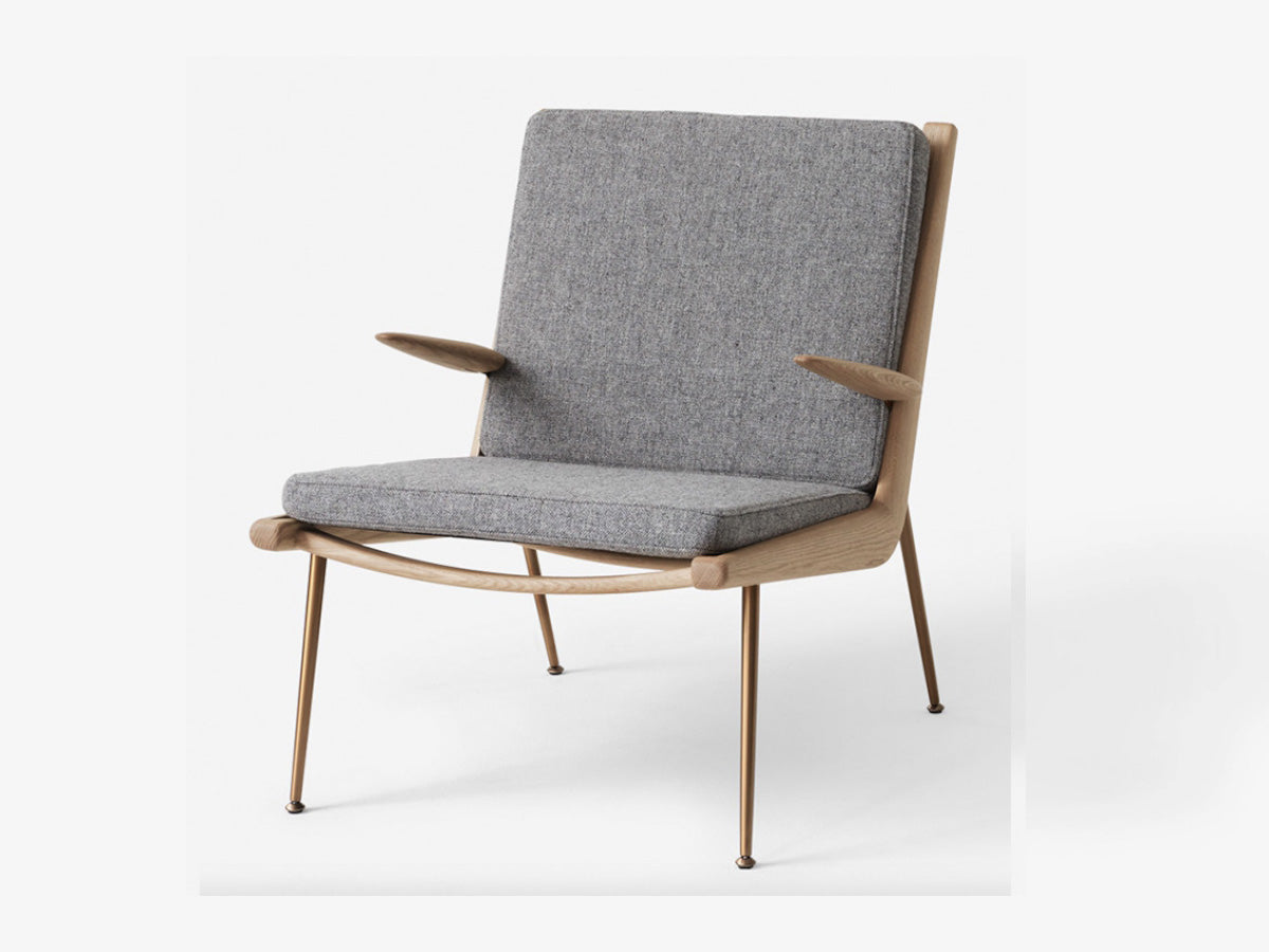 &Tradition Boomerang Lounge Chair Oak HM2 | Hallingdal 130 | Brass Legs
