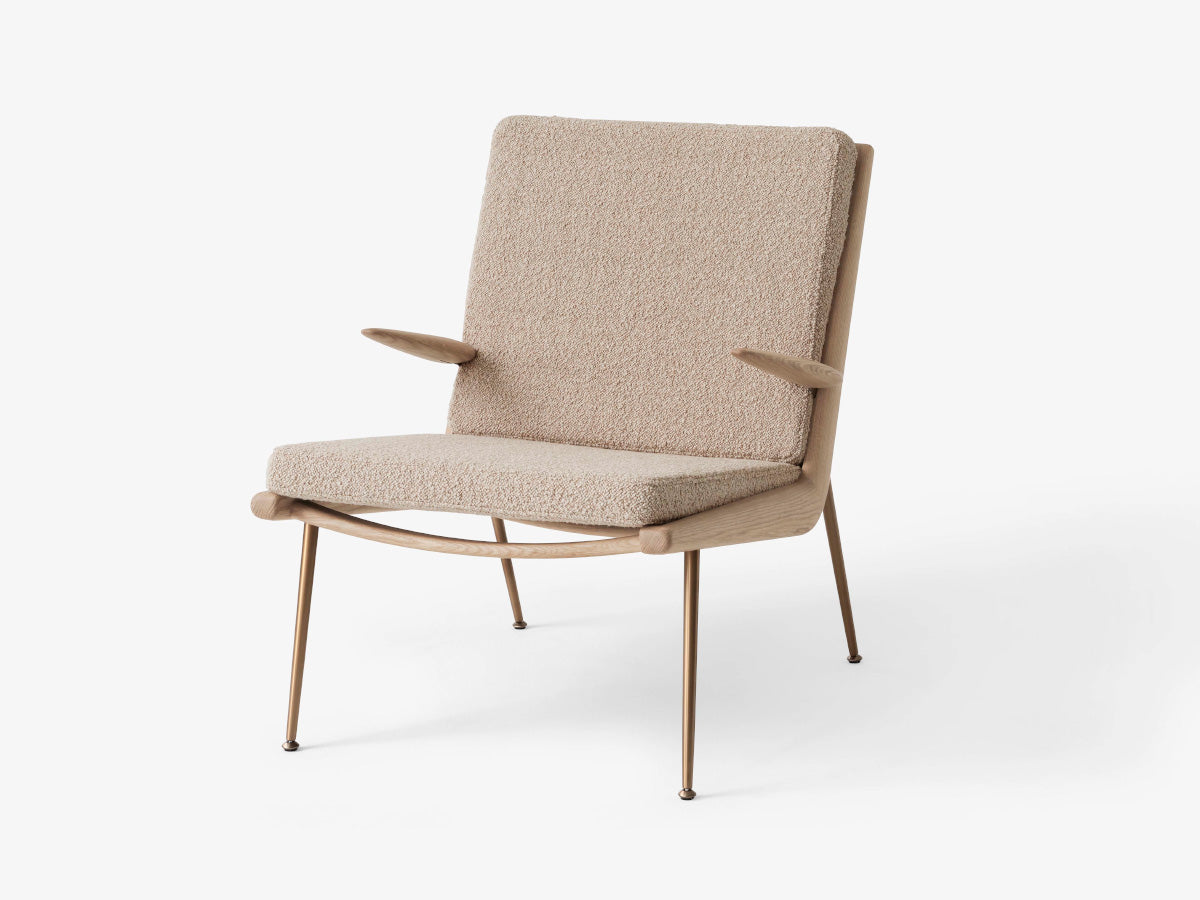 &Tradition Boomerang Lounge Chair Oak HM2 | Karakoum 003 | Brass Legs