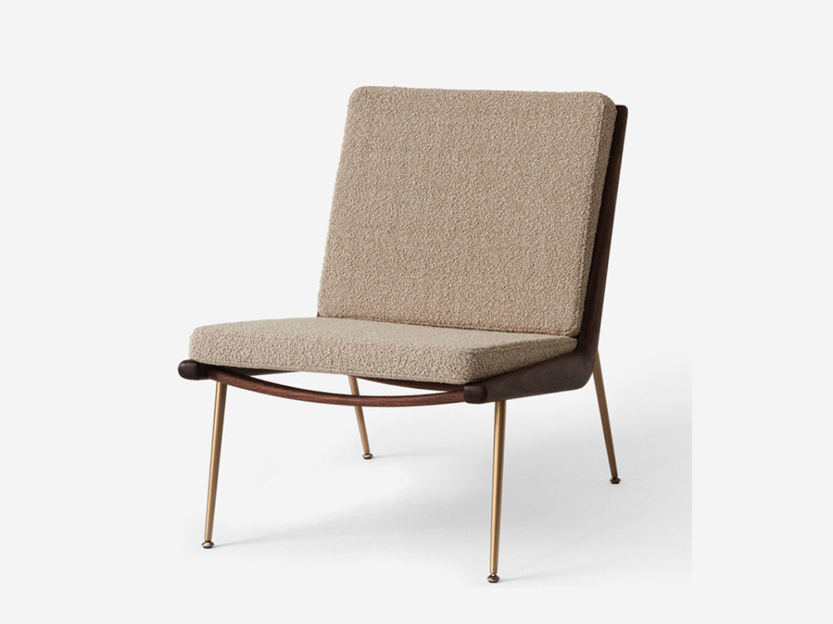 &Tradition Boomerang Lounge Chair Walnut HM1 | Karakorum 003 Fabric | Brass Legs