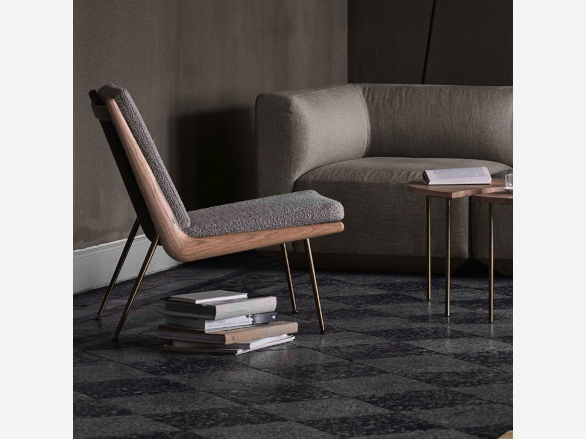 &Tradition Boomerang Lounge Chair Walnut HM1 | Karakorum 003 Fabric | Brass Legs - Lifestyle