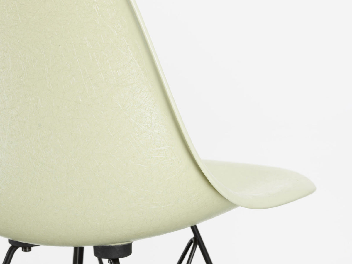 Vitra Eames Fiberglass Stool Medium