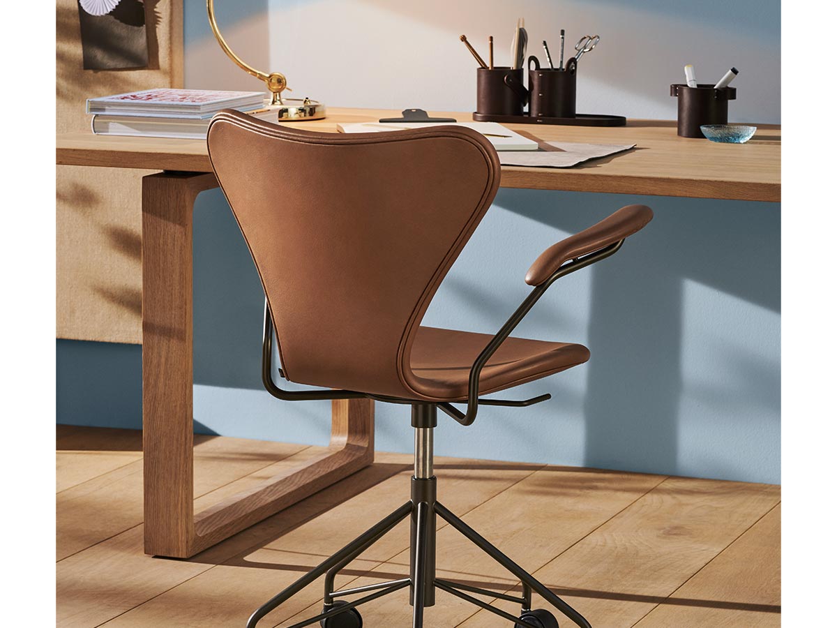 Fritz Hansen CM21 Essay Table